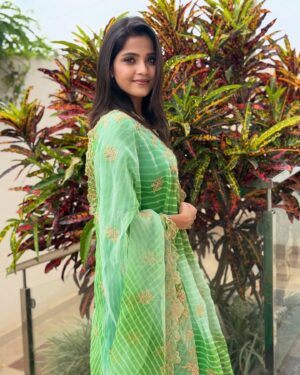 Vaishali Thaniga Instagram - Go Green 💚💚💚

👗 @sals_wardrobe ❤️
💄 #myself ❤️

Which picture is your favourite 😻 one ?