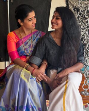 Vaishnavi Arulmozhi Instagram - Veeravin வேட்டி தின நல்வாழ்த்துக்கள் 🤩🤩🤩🤩❤️❤️❤️
@laya.vaish @its_arunmuthusamy @siva_sekar_director @ramesh.kc.132 @zeetamizh @zee5tamil 🥳🥳🥳🥳🥳 #veera #zeeserials
