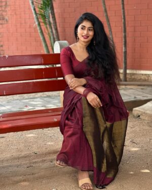 Vaishnavi Arulmozhi Instagram - 🤎
Saree: @kaithari_studio