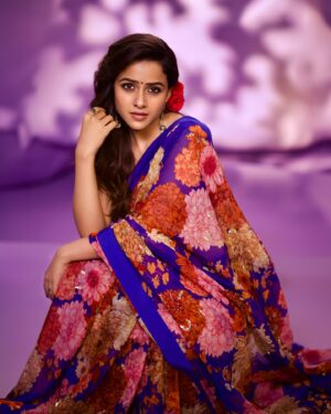 Vaishnavi Chaitanya Instagram - 🌹✨
.
.
.
Assist by @_being_mini_ 
Saree @issadesignerstudio 
Makeup @makeupbysiva 
Hair @hairbyvenky 
Shot by @chinthuu_kliicks 
Outreach @kudipudivijaykumar97 
.
.
#fashion #traditional #saree #vibe