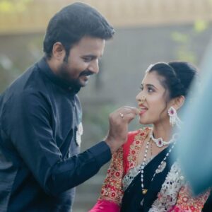 Vaishnavi Kalyankar Instagram - वर्ष सरले, डिसेंबर गेला,
हर्ष घेऊनी जानेवारी आला,
निसर्ग सारा दवाने ओला,
तिळगूळ घ्या आणि गोड गोड बोला
मकर संक्रांतीच्या संदेशरूपी गोड गोड शुभेच्छा!