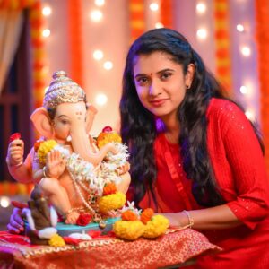 Vaishnavi Kalyankar Instagram - Om Gan Ganpataye Namah 🙏🏻 

“बाप्पा, माझ्या जिवाभावाच्या माणसांना उदंड आयुष्य दे..
तुझे लक्ष त्यांच्यावर आयुष्यभर असेच राहू दे..
त्या सर्वांना सुखात, आनंदात आणि समाधानात ठेव..
हीच तुझ्या चरणी प्रार्थना”
गणपती बाप्पा मोरया!

Clicked by @clicker.ritesh9