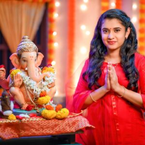 Vaishnavi Kalyankar Instagram - Om Gan Ganpataye Namah 🙏🏻 

“बाप्पा, माझ्या जिवाभावाच्या माणसांना उदंड आयुष्य दे..
तुझे लक्ष त्यांच्यावर आयुष्यभर असेच राहू दे..
त्या सर्वांना सुखात, आनंदात आणि समाधानात ठेव..
हीच तुझ्या चरणी प्रार्थना”
गणपती बाप्पा मोरया!

Clicked by @clicker.ritesh9