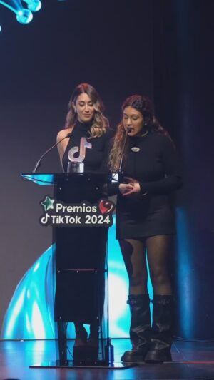 Valeria Ros Instagram - Enhorabuena @alexpinacho y @hectorhlazaro 👏👏👏 Ganadores del Premio TikTok España por @larevuelta_tve 🦌🦌🦌 Yo por ahora me dedico a recoger premios que no me pertenecen; comer canapés con mi amiga @eortizzi por la gorra; y dar discursos bochornosos para gente que no sabe quién soy. 😂😂😂 ¡Viva la Revuelta! ¡Viva la comedia! 💖💖💖