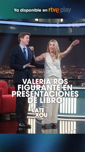 Valeria Ros Instagram - ESTO de @_valros no ha dejado 🫠

Sabíamos que el mundo editorial puede ser complicado... ¿pero tanto como contratar figurantes que vayan a presentaciones de libros? 🤷🏼‍♂️
〰️〰️〰️
🫰🏻✨ No os perdáis a esta jefaza en su nuevo espectáculo Dra. Amor ✨💕
〰️〰️〰️
Entrevista completa YA DISPONIBLE en @rtveplay ✨
.
.
.
.
.
.
.
.
.
.
#marcgiró #valeriaros