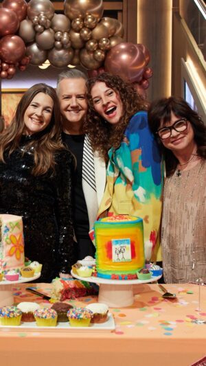 Valerie Bertinelli Instagram - Drew is surprised by special cakes designed by each of her daughters (with a little help from @amirahkassem & @flourshop)! 🎂
