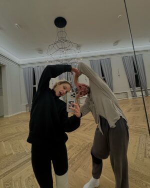 Vanessa Aleksander Instagram - najmilsi. (niestety w opisie nie zmieściły się całe podziękowania, całość zamieszczam w komentarzach i na swoim profilu facebookowym) emocje powoli opadają, więc chciałabym zamieścić tu kilka słów. trudno jest zmieścić w słowach jak wdzięczna jestem za możliwość uczestniczenia w tej przygodzie, i za wsparcie które w jej ramach otrzymaliśmy, ale spróbuję: 

DZIĘKUJĘ!!! ❤️ na samym początku chciałabym podziękować stacji Polsat, Panu Edwardowi Miszczakowi i Kasi Wajdzie za zaproszenie do programu, który rozwija i uszczęśliwia, Jake Vision - Janowi Kempińskiemu i Dorocie Kośmickiej - za produkowanie formatu na najwyższym poziomie i za dbanie o nas z największą starannością. jestem wdzięczna wszystkim osobom, które pracują w tych dwóch firmach i z którymi miałam możliwość pracować przez ostatnie cztery miesiące, Wasza pracowitość i oddanie są niebywałe!

dziękuję absolutnie KAŻDEJ osobie, która pracowała przy powstawaniu tego programu - osobom, które towarzyszyły nam przed i za kamerą. jury, prowadzącym, reżyserowi Wojtkowi, charakteryzatorom, fryzjerom (Monia i Domi, dziękuję za każdy tydzień!), kostiumografom (Martynka i cały zespół, wasza praca była gigantyczna), wszystkim pionom realizacyjnym, dzięki którym mogliście oglądać najlepsze efekty naszej pracy. dziękuję szczególnie tym, którzy poświęcali godziny swojego czasu towarzysząc nam na sali treningowej - drużynie social mediów, trenerom, choreografom (Janja, Krzysiek, Kuba, Tomek, a szczególnie Michałowi Jeziorowskiemu, który ratował nas codziennie swoim uśmiechem), obsłudze szkoły, a także wspaniałym pozostałym uczestnikom i gwiazdom za wsparcie, motywację, brak rywalizacji i wzajemne dopingowanie się w każdej możliwej chwili. Julia i Maciek, cieszę się, że to z Wami trafiliśmy do finału i mogliśmy obok Was przeżyć tę historię od pierwszego do ostatniego odcinka. 

jestem ogromnie wdzięczna swoim najbliższym - przyjaciołom i rodzinie za wspieranie mnie w podjęciu tej decyzji, i towarzyszeniu mi w niej przez długie tygodnie. Wasz doping i miłość to największa motywacja. 

(kontynuacja podziękowań w komentarzach poniżej ⬇️) // @tanieczgwiazdami @bartkiewiczmichal #tanieczgwiazdami
