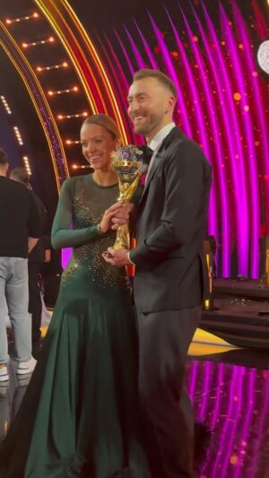 Vanessa Aleksander Instagram - Zróbcie dla tej pary hałaaaas 😍🤩 Vanessa i Michał wygrywają program i zdobywają Kryształową Kulę ♥️💫

Dziękujemy wszystkim za cudowną edycję 🔥 Widzimy się już na wiosnę 🌷 #tanieczgwiazdami #polsat #tzg15