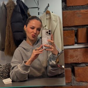 Vanessa Aleksander Instagram - zima na ramiona moje spadła (moje, nie Pudziana) // #grudzień #photodump #fotośmietnik