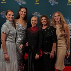 Vanessa Aleksander Instagram - forget spotify wrapped, @tanieczgwiazdami wrapped is here // @bartkiewiczmichal #tanieczgwiazdami 🪩🩶🎱👯‍♀️💃🏻❤️‍🔥