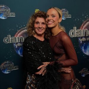 Vanessa Aleksander Instagram - forget spotify wrapped, @tanieczgwiazdami wrapped is here // @bartkiewiczmichal #tanieczgwiazdami 🪩🩶🎱👯‍♀️💃🏻❤️‍🔥
