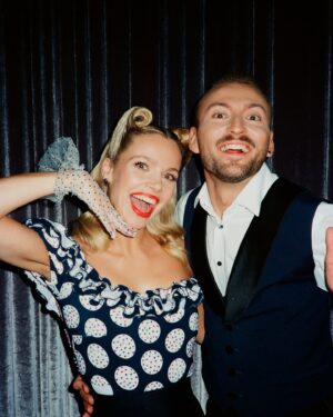 Vanessa Aleksander Instagram - najmilsi. (niestety w opisie nie zmieściły się całe podziękowania, całość zamieszczam w komentarzach i na swoim profilu facebookowym) emocje powoli opadają, więc chciałabym zamieścić tu kilka słów. trudno jest zmieścić w słowach jak wdzięczna jestem za możliwość uczestniczenia w tej przygodzie, i za wsparcie które w jej ramach otrzymaliśmy, ale spróbuję: 

DZIĘKUJĘ!!! ❤️ na samym początku chciałabym podziękować stacji Polsat, Panu Edwardowi Miszczakowi i Kasi Wajdzie za zaproszenie do programu, który rozwija i uszczęśliwia, Jake Vision - Janowi Kempińskiemu i Dorocie Kośmickiej - za produkowanie formatu na najwyższym poziomie i za dbanie o nas z największą starannością. jestem wdzięczna wszystkim osobom, które pracują w tych dwóch firmach i z którymi miałam możliwość pracować przez ostatnie cztery miesiące, Wasza pracowitość i oddanie są niebywałe!

dziękuję absolutnie KAŻDEJ osobie, która pracowała przy powstawaniu tego programu - osobom, które towarzyszyły nam przed i za kamerą. jury, prowadzącym, reżyserowi Wojtkowi, charakteryzatorom, fryzjerom (Monia i Domi, dziękuję za każdy tydzień!), kostiumografom (Martynka i cały zespół, wasza praca była gigantyczna), wszystkim pionom realizacyjnym, dzięki którym mogliście oglądać najlepsze efekty naszej pracy. dziękuję szczególnie tym, którzy poświęcali godziny swojego czasu towarzysząc nam na sali treningowej - drużynie social mediów, trenerom, choreografom (Janja, Krzysiek, Kuba, Tomek, a szczególnie Michałowi Jeziorowskiemu, który ratował nas codziennie swoim uśmiechem), obsłudze szkoły, a także wspaniałym pozostałym uczestnikom i gwiazdom za wsparcie, motywację, brak rywalizacji i wzajemne dopingowanie się w każdej możliwej chwili. Julia i Maciek, cieszę się, że to z Wami trafiliśmy do finału i mogliśmy obok Was przeżyć tę historię od pierwszego do ostatniego odcinka. 

jestem ogromnie wdzięczna swoim najbliższym - przyjaciołom i rodzinie za wspieranie mnie w podjęciu tej decyzji, i towarzyszeniu mi w niej przez długie tygodnie. Wasz doping i miłość to największa motywacja. 

(kontynuacja podziękowań w komentarzach poniżej ⬇️) // @tanieczgwiazdami @bartkiewiczmichal #tanieczgwiazdami