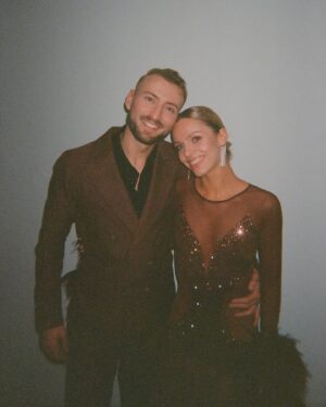 Vanessa Aleksander Instagram - najmilsi. (niestety w opisie nie zmieściły się całe podziękowania, całość zamieszczam w komentarzach i na swoim profilu facebookowym) emocje powoli opadają, więc chciałabym zamieścić tu kilka słów. trudno jest zmieścić w słowach jak wdzięczna jestem za możliwość uczestniczenia w tej przygodzie, i za wsparcie które w jej ramach otrzymaliśmy, ale spróbuję: 

DZIĘKUJĘ!!! ❤️ na samym początku chciałabym podziękować stacji Polsat, Panu Edwardowi Miszczakowi i Kasi Wajdzie za zaproszenie do programu, który rozwija i uszczęśliwia, Jake Vision - Janowi Kempińskiemu i Dorocie Kośmickiej - za produkowanie formatu na najwyższym poziomie i za dbanie o nas z największą starannością. jestem wdzięczna wszystkim osobom, które pracują w tych dwóch firmach i z którymi miałam możliwość pracować przez ostatnie cztery miesiące, Wasza pracowitość i oddanie są niebywałe!

dziękuję absolutnie KAŻDEJ osobie, która pracowała przy powstawaniu tego programu - osobom, które towarzyszyły nam przed i za kamerą. jury, prowadzącym, reżyserowi Wojtkowi, charakteryzatorom, fryzjerom (Monia i Domi, dziękuję za każdy tydzień!), kostiumografom (Martynka i cały zespół, wasza praca była gigantyczna), wszystkim pionom realizacyjnym, dzięki którym mogliście oglądać najlepsze efekty naszej pracy. dziękuję szczególnie tym, którzy poświęcali godziny swojego czasu towarzysząc nam na sali treningowej - drużynie social mediów, trenerom, choreografom (Janja, Krzysiek, Kuba, Tomek, a szczególnie Michałowi Jeziorowskiemu, który ratował nas codziennie swoim uśmiechem), obsłudze szkoły, a także wspaniałym pozostałym uczestnikom i gwiazdom za wsparcie, motywację, brak rywalizacji i wzajemne dopingowanie się w każdej możliwej chwili. Julia i Maciek, cieszę się, że to z Wami trafiliśmy do finału i mogliśmy obok Was przeżyć tę historię od pierwszego do ostatniego odcinka. 

jestem ogromnie wdzięczna swoim najbliższym - przyjaciołom i rodzinie za wspieranie mnie w podjęciu tej decyzji, i towarzyszeniu mi w niej przez długie tygodnie. Wasz doping i miłość to największa motywacja. 

(kontynuacja podziękowań w komentarzach poniżej ⬇️) // @tanieczgwiazdami @bartkiewiczmichal #tanieczgwiazdami