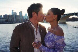Vanessa Lachey Instagram - Welcome Back to Minnesota!!! Our Love Is Blind couples have returned home. Who’s all caught up on the episodes?! #LoveIsBlind #Season8