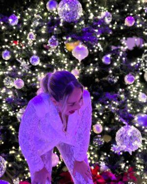 Vanessa Silva Instagram - This has probably been the hardest Christmas away from home in the last couple years… still we managed to make the best out of it 🎄♥️ never forget what this season is about 🙏🏽