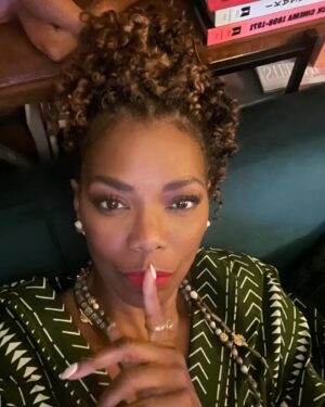 Vanessa Williams Instagram - @afrodesiacworldwide Afroconic! AfroSoul! AfroAmerican! Black woman…resting!