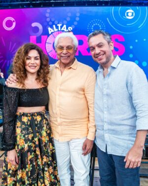 Vanessa da Mata Instagram - Sábado é dia de celebrar a elegância do samba! 🎶✨ Um #AltasHoras especial em homenagem a @paulinhodaviola vem aí, com música de qualidade e convidados especiais: ​

@neymatogrosso​
@vanessadamata ​
@criolomc ​
 @ceu ​

Não dá pra perder, na tela da Glô.📺