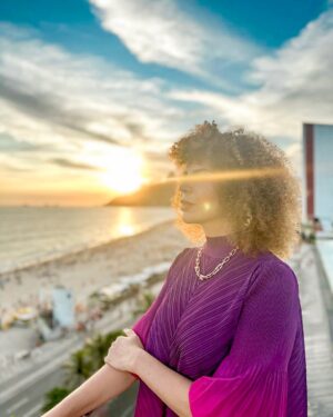 Vanessa da Mata Instagram - 🌞 Bom dia, boa tarde no seu pomar! Quantas coisas aconteceram desde q a terra deu essa volta imensa no sol. Meu aniversário cercada de amigos de verdade, gente que eu amo, que me ama! 

Centenas de mensagens de aniversário em todas as redes. Obrigada pelo carinho, passarinhos! Ele é recíproco. 🌹🐦