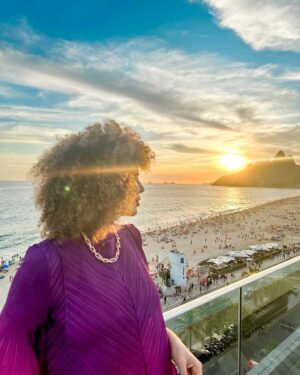 Vanessa da Mata Instagram - 🌞 Bom dia, boa tarde no seu pomar! Quantas coisas aconteceram desde q a terra deu essa volta imensa no sol. Meu aniversário cercada de amigos de verdade, gente que eu amo, que me ama! 

Centenas de mensagens de aniversário em todas as redes. Obrigada pelo carinho, passarinhos! Ele é recíproco. 🌹🐦