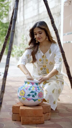 Vani Bhojan Instagram - This Pongal, serve looks as hot as the sweet Pongal on your plate! 🌾💫 Explore TRENDS’ festive collection and make traditions trendy with styles that fit every vibe. 🎉✨ 

🎁 Flat 50% OFF on one item 
🎁 Additional 25% OFF on two or more merchandise 

💃 Head to your nearest store and shop the festive vibes today! 

#TRENDS #Pongal2025 #FestivalFashion #TraditionMeetsTrendy #CelebrateInStyle #FestiveOffers