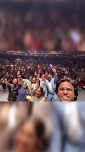 Vanita Kharat Instagram - Toronto तुम्ही खूप प्रेम दिलं! अशा theatre ला परफॉर्म करता येणं, ते ही हाऊसफुल्ल शो ला! एका कलाकाराला या पेक्षा मोठी गोष्ट ती काय! अविस्मरणीय प्रयोग. असे क्षण पुन्हा पुन्हा यावेत हिच रंग देवते चरणी प्रार्थना.

हे शक्य झालं ते फक्त @sonymarathi @amitphalke @5dimensionsent #ajaybhalwankar 

@sachin_p_goswami @sachinmote73 
Thank you so much sir इथपर्यंत पोहोचवण्यासाठी ❤️

#usatour #mhjliveinUSA #mhjliveincanada #theatre #MaharashtrachiHasyaJatra #torronto