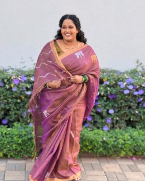 Vanita Kharat Instagram - रीत ही ,प्रीत ही उमजेना 
जडला का जीव हा समजेना 🌸

.
.
.
.
.
📸 @im_gaurav_more20 😍

Beautiful saree by - @vishmicreation my all time favourite ❤️❤️❤️

Jewellery- @hirkaniarts ❤️❤️