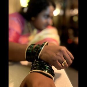 Vanita Kharat Instagram - शृंगार 😌
.
.
.
.
.
.
.
📸 @sumit_ashok_londhe
#शृंगार 
#बांगड्याप्रेमी
#मराठमोळं