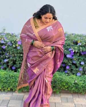 Vanita Kharat Instagram - रीत ही ,प्रीत ही उमजेना 
जडला का जीव हा समजेना 🌸

.
.
.
.
.
📸 @im_gaurav_more20 😍

Beautiful saree by - @vishmicreation my all time favourite ❤️❤️❤️

Jewellery- @hirkaniarts ❤️❤️