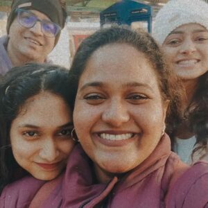 Vanita Kharat Instagram - "no map needed when you're with friends.
Just Follow the laughter."💫🫂🌟
Unforgettable London memories ❤️👫✈️
.
.
.
.
.
.
#londondiaries 
#dostonkeduniyadaarimainhaseenmerizindagi 
#unforgotablememories😘😘