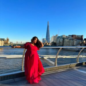 Vanita Kharat Instagram - सोचूँ तुझे तो है सुबह, सोचूँ तुझे तो शाम है🌹
.
.
.
.
.
.
.
📸 @namrata_rudraaj 🌸♥️

#london #millenniumbridge #ladyinred 
#winter #ishqsufiyana