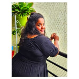 Vanita Kharat Instagram - Serving looks and punchlines, all in one day! 💁🏽‍♀️🖤 

.
.
.
.
📸 @akshay_nagpure
.
#humormode #slaytheday 
#allblackeverything 
#favcolour