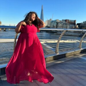 Vanita Kharat Instagram - सोचूँ तुझे तो है सुबह, सोचूँ तुझे तो शाम है🌹
.
.
.
.
.
.
.
📸 @namrata_rudraaj 🌸♥️

#london #millenniumbridge #ladyinred 
#winter #ishqsufiyana