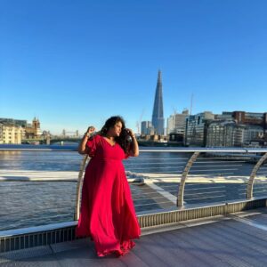 Vanita Kharat Instagram - सोचूँ तुझे तो है सुबह, सोचूँ तुझे तो शाम है🌹
.
.
.
.
.
.
.
📸 @namrata_rudraaj 🌸♥️

#london #millenniumbridge #ladyinred 
#winter #ishqsufiyana