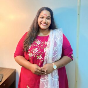 Vanita Kharat Instagram - भाकरी चतकोर तुकडा वाढ माई
मात्र साळंला मला तू धाड माई

दूर जाताना उरी हा कालवा का?
चाखले आसू तुझे तर, ग्वाड - माई 

मी शहाण्या सारखी वागेन तिकडं
लेकरू उरणार नाही द्वाड - माई

लोड गाद्यांना कुशीची ऊब नसते
नीज येते गोधडीतच गाढ माई

लेक शिकते अन् पिढ्या घडतात पुढल्या
त्या क्षणी येते तुझी गं याद माई 

- मंदार चोळकर

सावित्री उत्सवाच्या सगळ्यांना खूप खूप शुभेच्छा 🙏❤️

#savitribaiphulejayanti 
#आम्हीसवित्र्याच्यालेकी 
#३जानेवारी