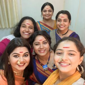 Vanita Kharat Instagram - भाकरी चतकोर तुकडा वाढ माई
मात्र साळंला मला तू धाड माई

दूर जाताना उरी हा कालवा का?
चाखले आसू तुझे तर, ग्वाड - माई 

मी शहाण्या सारखी वागेन तिकडं
लेकरू उरणार नाही द्वाड - माई

लोड गाद्यांना कुशीची ऊब नसते
नीज येते गोधडीतच गाढ माई

लेक शिकते अन् पिढ्या घडतात पुढल्या
त्या क्षणी येते तुझी गं याद माई 

- मंदार चोळकर

सावित्री उत्सवाच्या सगळ्यांना खूप खूप शुभेच्छा 🙏❤️

#savitribaiphulejayanti 
#आम्हीसवित्र्याच्यालेकी 
#३जानेवारी