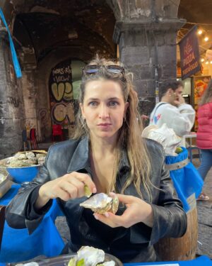 Vasiliki Troufakou Instagram - 🇮🇹 Street food napolitana🤌🏼
Στρείδια 🦪 
Σαλάμια 🥓
& κάτι αλλά που δεν λέω γιατί θα με μπλοκάρετε 🐽

#opereeomusso
#foodlover 
#italiandays