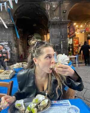 Vasiliki Troufakou Instagram - 🇮🇹 Street food napolitana🤌🏼
Στρείδια 🦪 
Σαλάμια 🥓
& κάτι αλλά που δεν λέω γιατί θα με μπλοκάρετε 🐽

#opereeomusso
#foodlover 
#italiandays