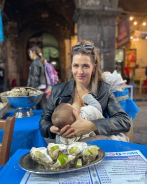 Vasiliki Troufakou Instagram - 🇮🇹 Street food napolitana🤌🏼
Στρείδια 🦪 
Σαλάμια 🥓
& κάτι αλλά που δεν λέω γιατί θα με μπλοκάρετε 🐽

#opereeomusso
#foodlover 
#italiandays