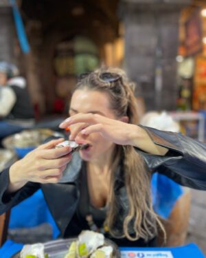 Vasiliki Troufakou Instagram - 🇮🇹 Street food napolitana🤌🏼
Στρείδια 🦪 
Σαλάμια 🥓
& κάτι αλλά που δεν λέω γιατί θα με μπλοκάρετε 🐽

#opereeomusso
#foodlover 
#italiandays