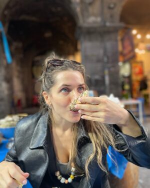 Vasiliki Troufakou Instagram - 🇮🇹 Street food napolitana🤌🏼
Στρείδια 🦪 
Σαλάμια 🥓
& κάτι αλλά που δεν λέω γιατί θα με μπλοκάρετε 🐽

#opereeomusso
#foodlover 
#italiandays