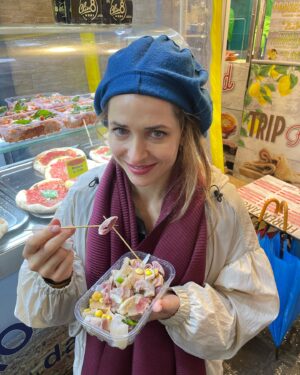Vasiliki Troufakou Instagram - 🇮🇹 Street food napolitana🤌🏼
Στρείδια 🦪 
Σαλάμια 🥓
& κάτι αλλά που δεν λέω γιατί θα με μπλοκάρετε 🐽

#opereeomusso
#foodlover 
#italiandays
