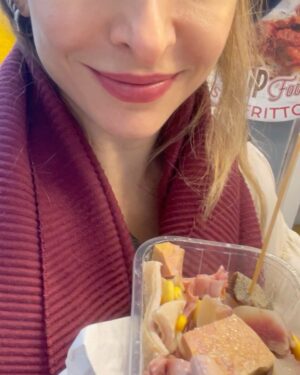 Vasiliki Troufakou Instagram - 🇮🇹 Street food napolitana🤌🏼
Στρείδια 🦪 
Σαλάμια 🥓
& κάτι αλλά που δεν λέω γιατί θα με μπλοκάρετε 🐽

#opereeomusso
#foodlover 
#italiandays