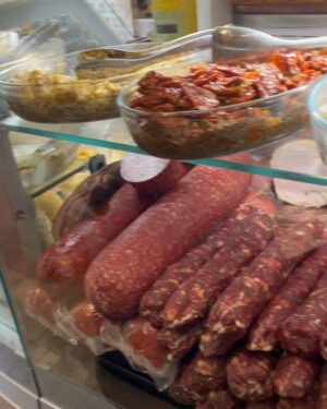 Vasiliki Troufakou Instagram - 🇮🇹 Street food napolitana🤌🏼
Στρείδια 🦪 
Σαλάμια 🥓
& κάτι αλλά που δεν λέω γιατί θα με μπλοκάρετε 🐽

#opereeomusso
#foodlover 
#italiandays