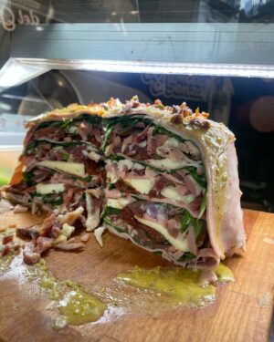 Vasiliki Troufakou Instagram - 🇮🇹 Street food napolitana🤌🏼
Στρείδια 🦪 
Σαλάμια 🥓
& κάτι αλλά που δεν λέω γιατί θα με μπλοκάρετε 🐽

#opereeomusso
#foodlover 
#italiandays
