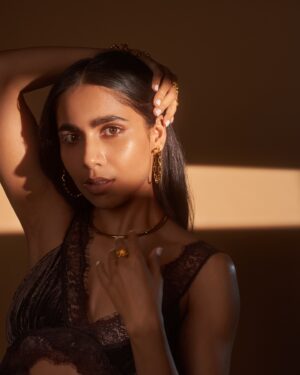Veebha Anand Instagram - 🍫 🍫

Muah @blush_on_by_shrutishah @the_hair_flares 
Jewelry @timelessjewelsby_s