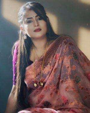 Veena Ponnappa Instagram - @veena_ponnappa_vnaa ❤️

"The new me doesn't look back unless it's to see how far I've come....🌟 Forward is where the magic happens, and I'm ready for it....💖

#veena #veenaponnappa #ravoyichandama #kannadaactress #newlook #enjoying #happyme #telugu #teluguserials #etvtelugu #beingme #teluguserial #sandalwood #actor #homely #smilehappily #sareelover #kannadaserials #smiling #actorlife #rudrani #traditional #saree #cute #newbeginnings