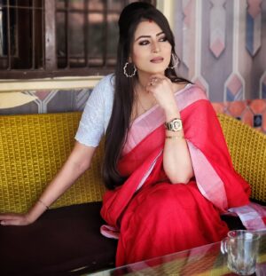 Veena Ponnappa Instagram - @veena_ponnappa_vnaa 😍

#veena #veenaponnappa #ravoyichandama #kannadaactress  #smile #enjoying #happyme #telugu #teluguserials #etvtelugu #beingme #teluguserial #sandalwood #actor #homely #smilehappily #sareelover #kannadaserials #smiling #actorlife #rudrani #traditional #redsaree #cute #redlove