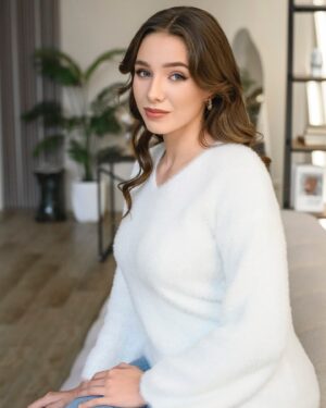 Vera Aldonina Instagram - Друзья, хотела бы поделиться кадрами с моей недавней фотосессии! Наконец-то я встретила фотографа - мастера своего дела, и просто замечательную девушку Владу Горбовскую @vlada.gorbovskaya . Шесть часов съемки пролетели совершенно незаметно. Прекрасная команда и  дружественная атмосфера! Главная моя просьба - чтобы я была похожа на себя.) С первых кадров я поняла, что все будет отлично. Влада помогла мне подобрать образы, выстроить идеи для съемки. В итоге у нас получились не только концертные, но и теплые, душевные, семейные фото. Также, спасибо за то, что Влада порекомендовала Викторию @viki.make - очень классного стилиста, с которой мы также сработались с первой минуты. От всего сердца рекомендую! 
Девчонки, вы супер ❤️