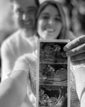 Veronica Bianchi Instagram - Y así, sin planearlo ni sospecharlo, llegó el momento más importante de nuestras vidas.
Acá te esperamos para ser más felices de lo que ya somos!
Gracias Dios por este tremendo regalo!
Gracias por darnos la familia que siempre soñamos!👩🏼🧑🏻👶🏻🐾❤️