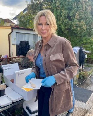 Veronica Ferres Instagram - Hi, darf ich vorstellen: meine Name ist Birgit Reincke und ich ermittle demnächst im Alpentod bei RTL!🏔 

Ich bin so dankbar, bei diesem besonderen Projekt mit @timolischu und @salkaweber vor der Kamera gestanden zu haben. Ein großes Danke auch an unsere tolle Regisseurin @samira_radsi und danke auch an @warnerbrostvde und @rtl_de! 🎬

Mehr Infos folgen in den nächsten Wochen. 🙂

#alpentod #krimi #rtl #warnerbros